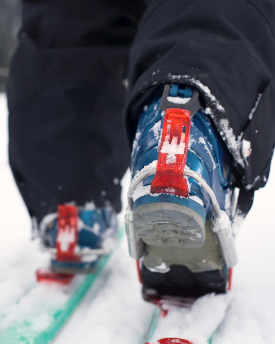 No more juggling gear at the lift line with CLIPSTIC